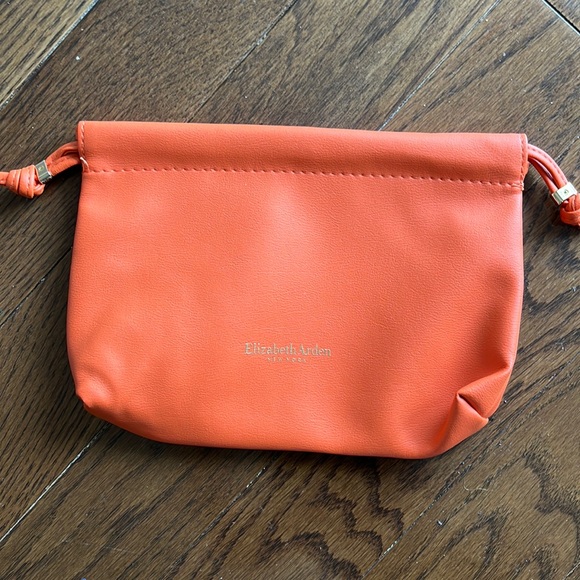 Elizabeth Arden Cosmetic Bag with 4 Elizabeth Arden Mascaras - Picture 4 of 4